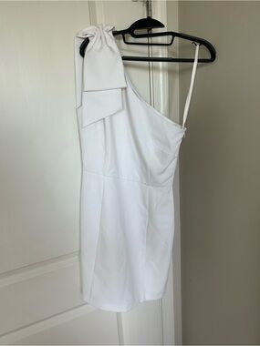 Gianni Bini One-Shoulder White Cocktail Dress with Bow Detail